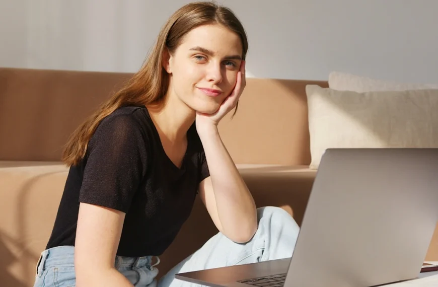 woman see and laptop