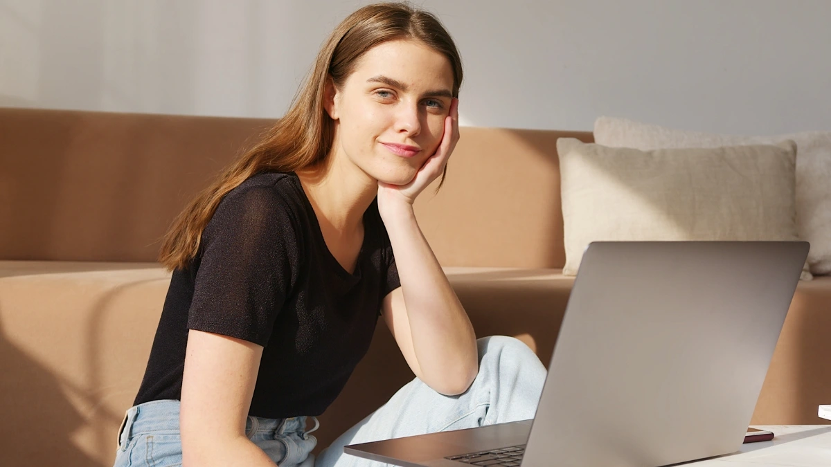 woman see and laptop